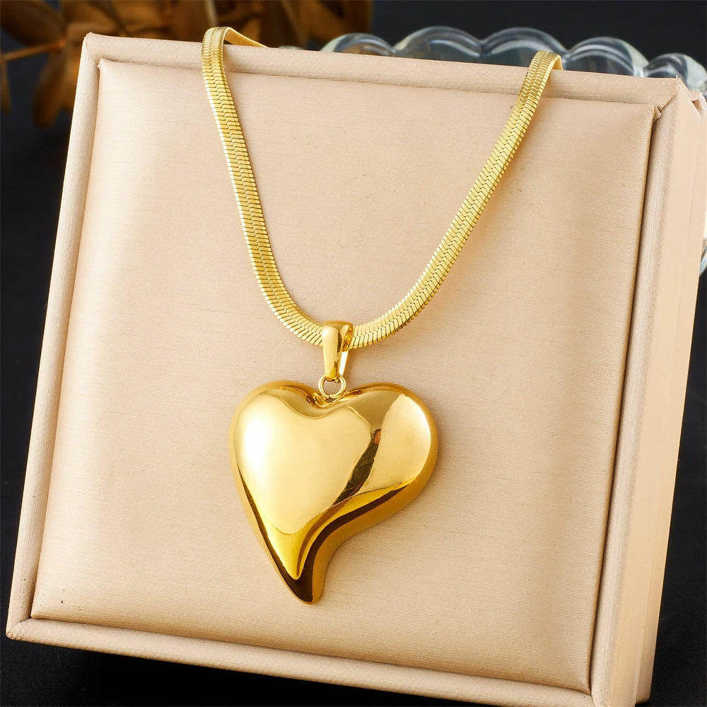 Collar dorado de corazón