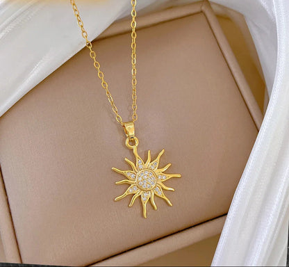 Collar dorado con sol en puntas