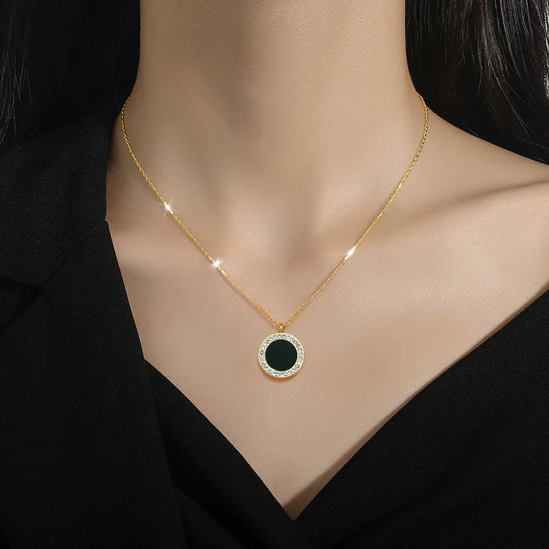 Collar dorado con piedra negra borde blancas