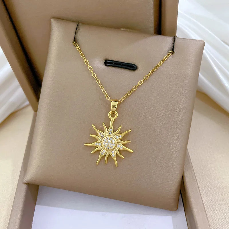 Collar dorado con sol en puntas