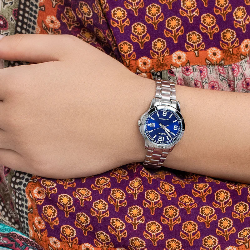 Reloj Casio LTP-V004D-2B Mujer - Análogo - Reloj Reloj Casio original | Compra en Relojchile Chile | Reloj Casio Chile | Reloj Reloj Chile - Reloj hombre chile - Reloj mujer chile - Reloj santiago - Reloj original chile - reloj elegante hombre - reloj casual mujer - reloj resistente al agua - reloj acero inoxidable - reloj deportivo hombre - tienda de relojes online chile